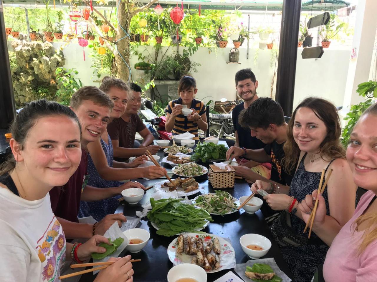 Cheerful Hoi An Hostel Екстер'єр фото